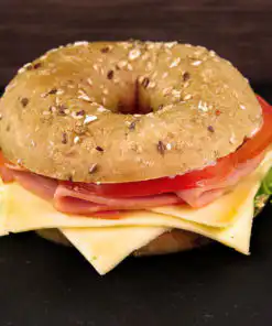 Mehrkornbagel mit Gouda und Schinken