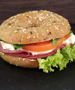 Mehrkornbagel mit italienischer Salami