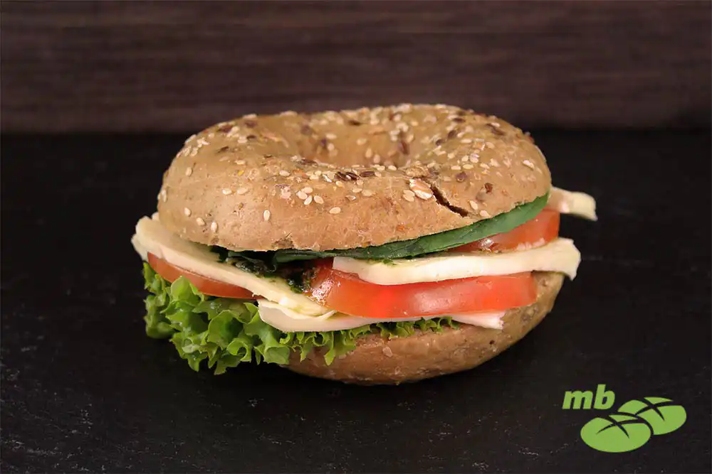 Mehrkornbagel mit Mozzarella und Tomate