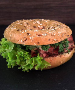 Mehrkornbagel mit Roastbeef