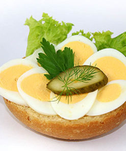 Brötchen mit gekochtem Ei